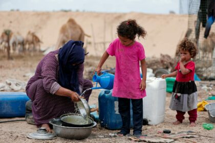 Une famille va chercher de l'eau dans le désert de Gaza © HOSNY SALAH / PXL