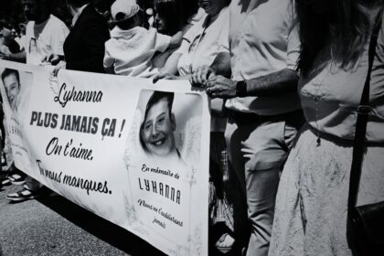 Plusieurs milliers de personnes se sont réunies dimanche à Fleurance, dans le Gers, pour entourer les parents de la jeune Lyhanna lors d’une marche blanche © DR