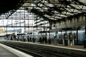 Voyageurs montant à bord des trains en région parisienne, France. © LEA CLAISSE / PXL