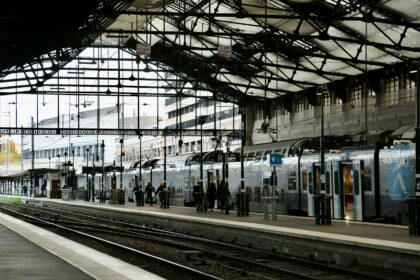 Voyageurs montant à bord des trains en région parisienne, France. © LEA CLAISSE / PXL