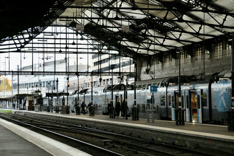 Voyageurs montant à bord des trains en région parisienne, France. © LEA CLAISSE / PXL