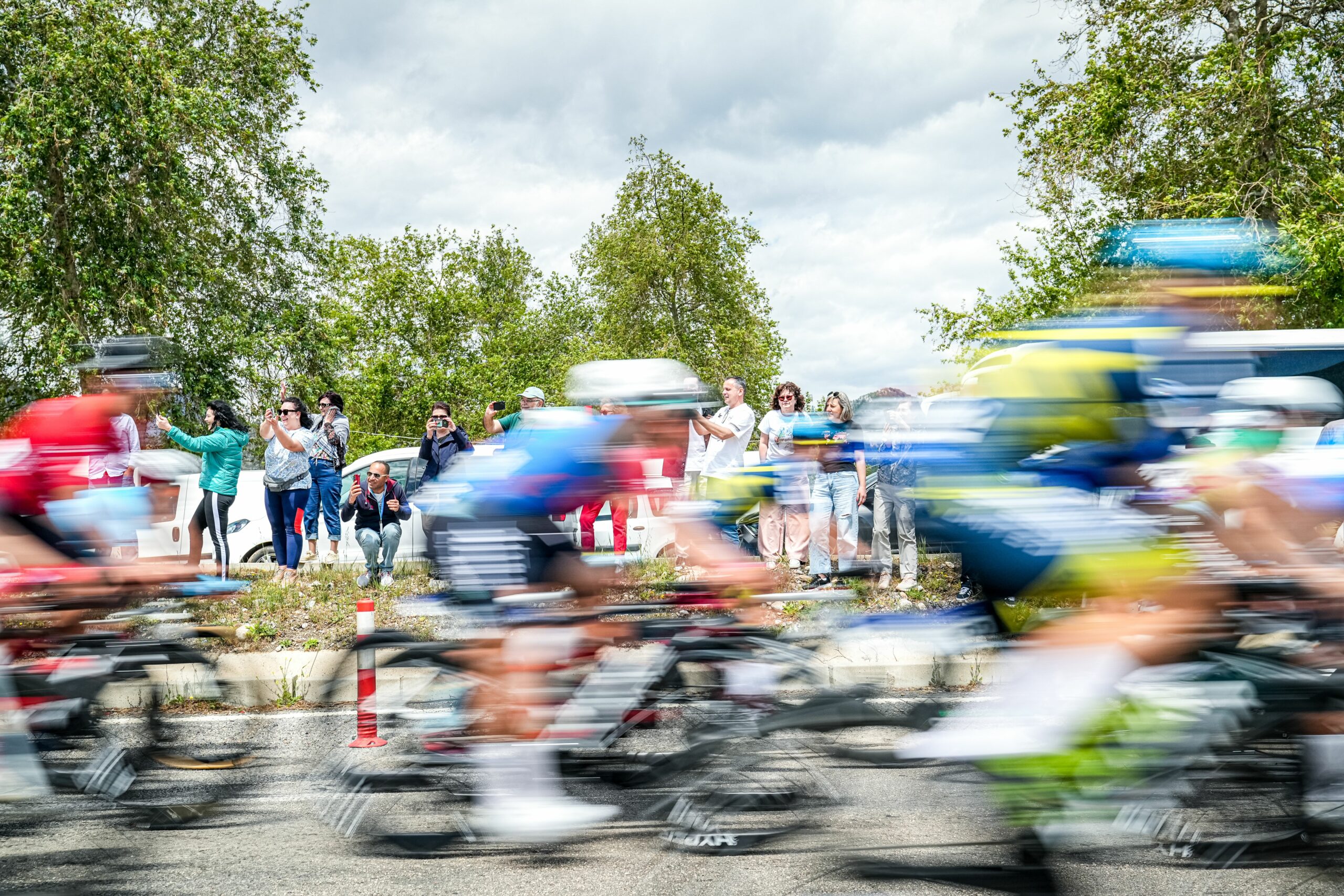 Au Tour de France, un v&eacute;hicule de presse percute des spectateurs &agrave; l&rsquo;arriv&eacute;e de l&rsquo;&eacute;tape d&rsquo;Ussel : huit bless&eacute;s, dont un grave